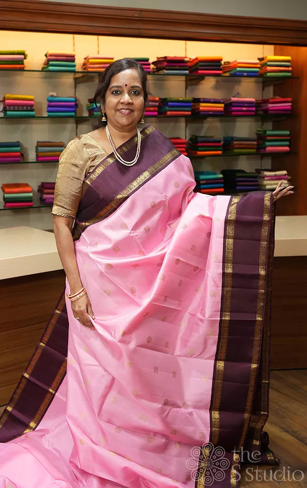 Pink kanchi silk saree with korvai brown rettai pet border
