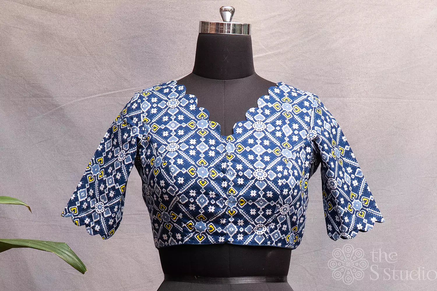 Blue cotton printed readymade blouse with scallop border sleeves