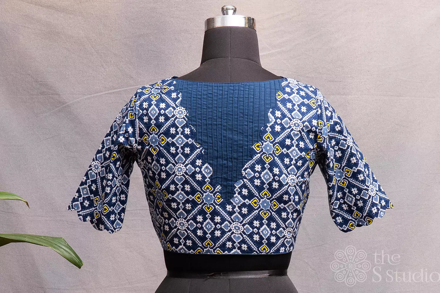 Blue cotton printed readymade blouse with scallop border sleeves