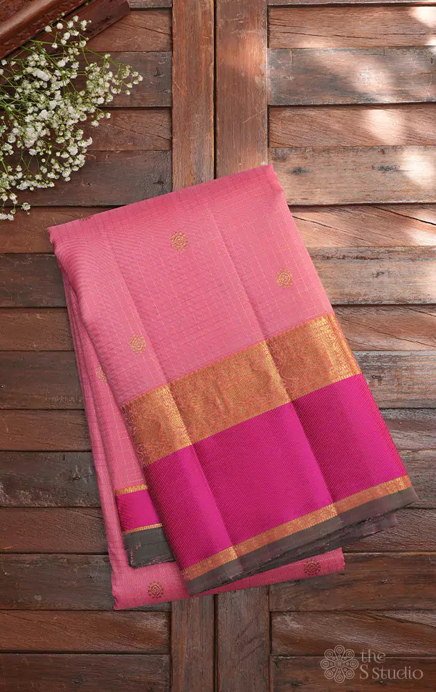 Sandal with pink border saree top