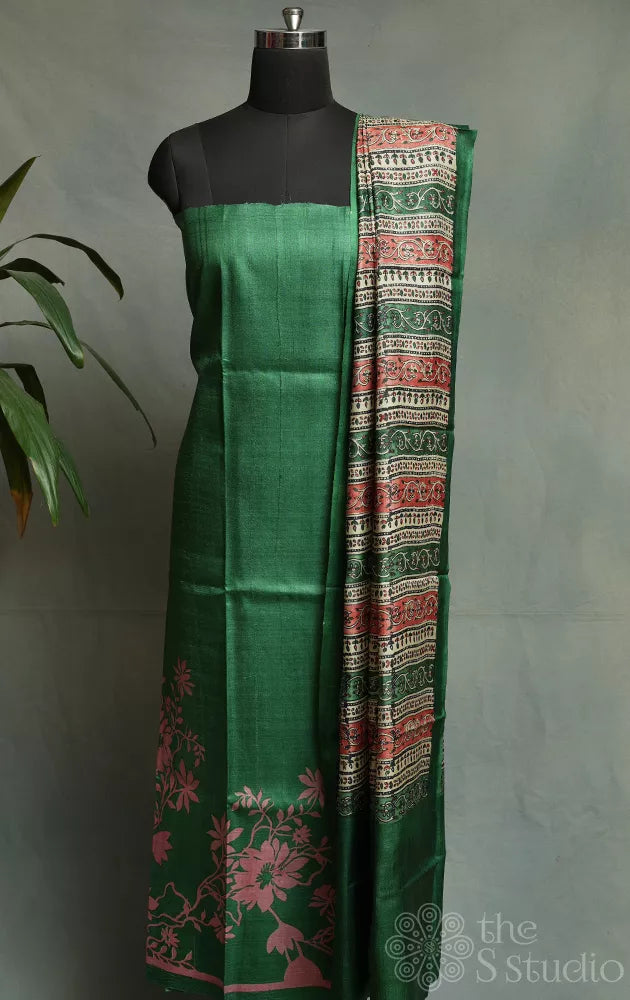 Green tussar silk kurta and dupatta set with geometrical print dupatta