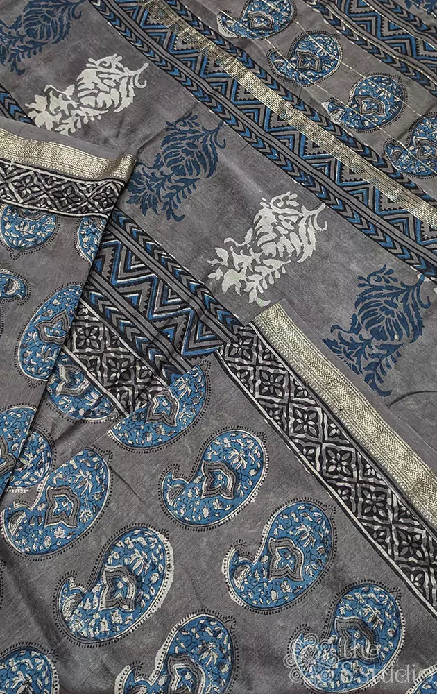 Grey maheswari cotton silk saree with paisely motifs