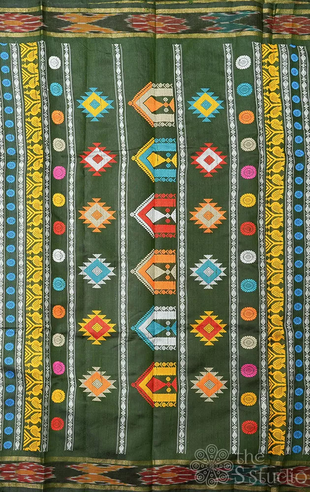 Grey raw silk saree with dolabedi design pallu